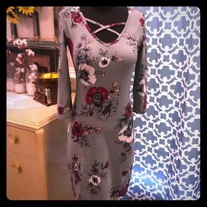 Beautiful floral design body con/sheath dress.